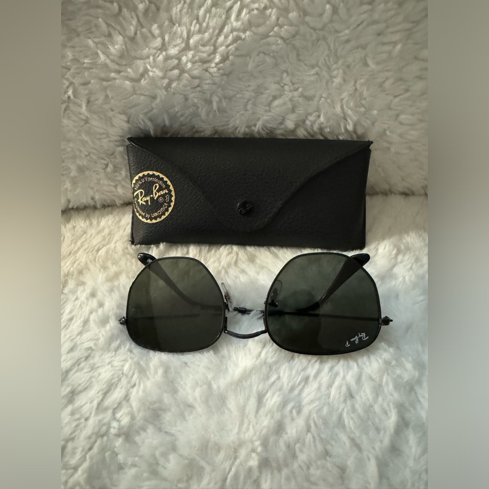 Ray-Ban Hexagonal Flat Lense Sunglasses in black!